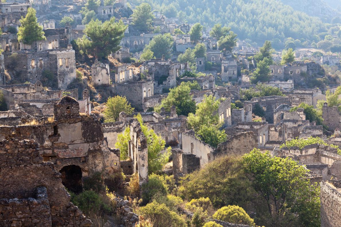 1923年にギリシャ・トルコ戦争が終結したとき、トルコに住んでいた100万人ほどのギリシャ人が祖国に引き上げた。そして、トルコ西部にあった人口約2000人のギリシャ人